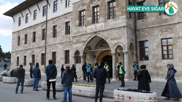 Yardım kuyruğu sandılar, izin kuyruğu çıktı