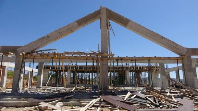 Yarım kalan külliye inşaatı MHP, AK Parti ve CHP'yi karşı karşıya getirdi