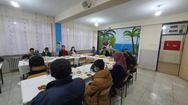 Yarışmada kazanılan altınlar öğrencilere hediye edildi