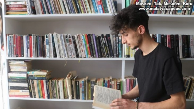 Okuduğu kitaplarla sahaf açtı