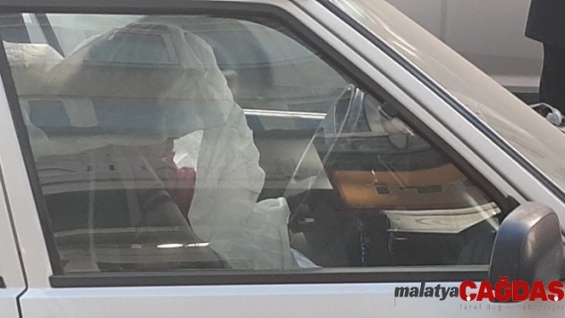 Yaşlı adam evinin önündeki aracın içinde ölü bulundu