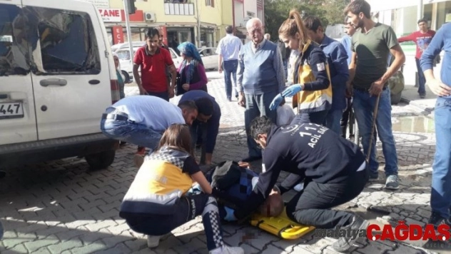 Yaşlı adam geri manevra yapan aracın altında kaldı