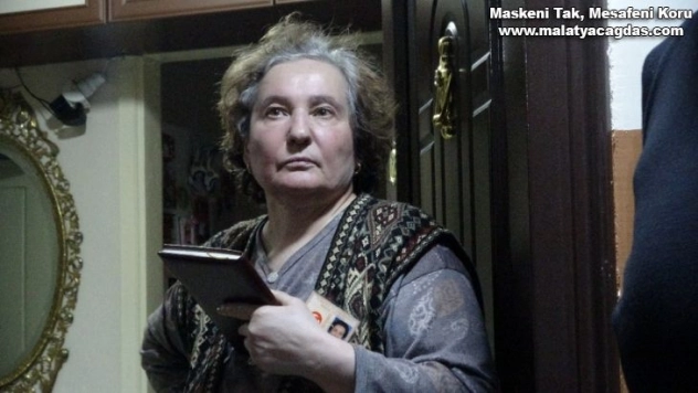 Yaşlı kadını 'Sinyal evinden geliyor' diyerek 90 bin lira dolandırdılar