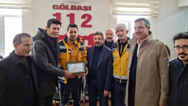 Yaşlı kadını sırtında taşıyan sağlık görevlisine başarı belgesi verildi