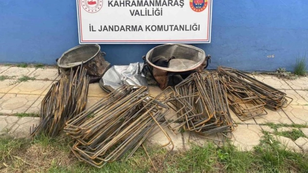 Yaşlı kadının kazanını ve demirlerini çalan 3 şüpheli tutuklandı