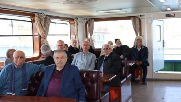 Yaşlılara Tekne Turu
