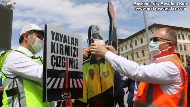 Yaya geçidine monte edilen maket polisin ağzına maske taktılar