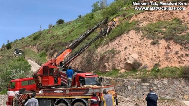Yaylımdayken düşen inek mahsur kaldı, 4 saatlik çalışma ile kurtarıldı