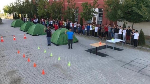 Yaz kampına katılan öğrencilere izcilik anlatıldı