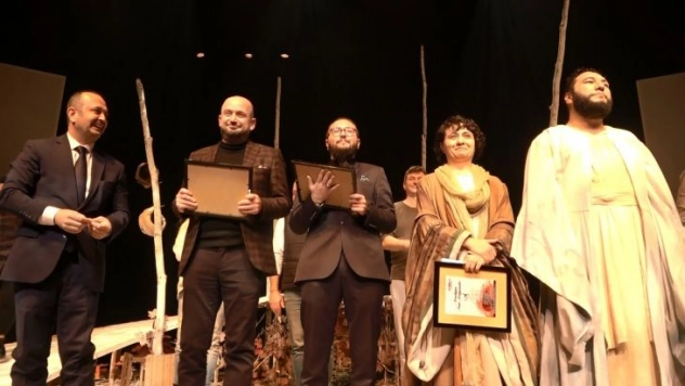 Yazar Burak Codur'un kaleme aldığı ''Aradığın Seni Arayandır'' isimli tiyatro oyunu ayakta alkışlandı