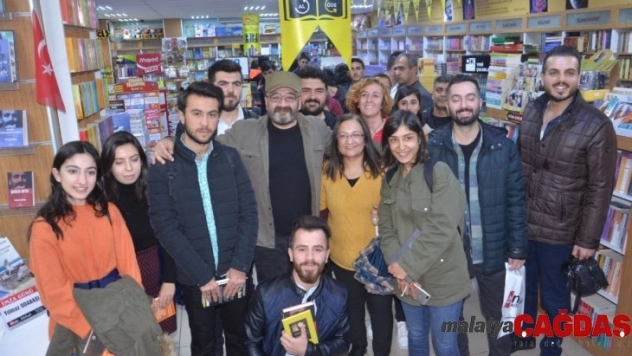 Yazar Yılmaz Odabaşı kitaplarını imzaladı