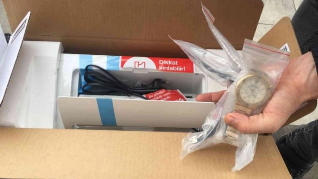 Yazıcının içine gizlenmiş kaçak saatler ele geçirildi