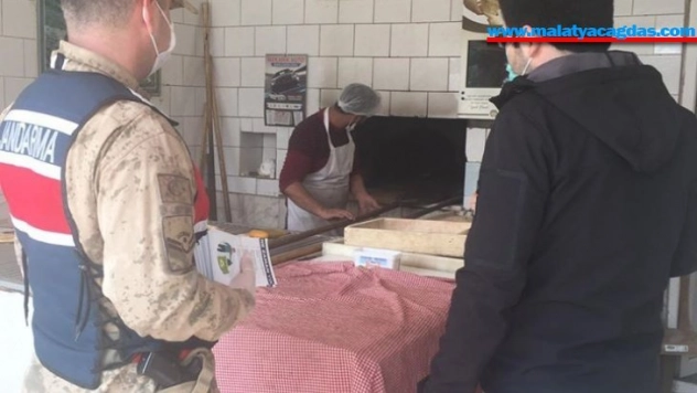 Yazıhan'da esnaflara korona virüs bilgilendirmesi yapılıyor