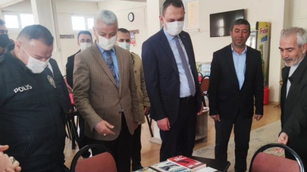 Yazıhan'da kıraathanem dolu kitapla