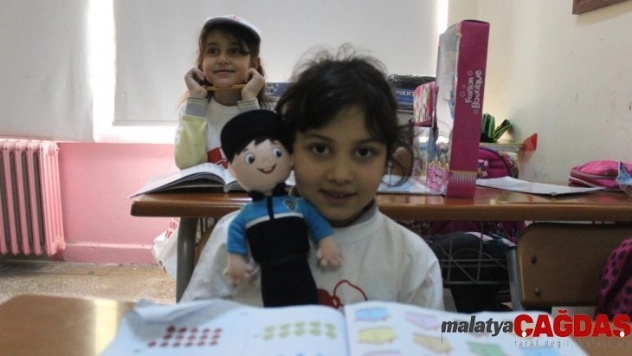 Yazmayı öğrenince ilk tebrik kartını emniyet genel müdürüne gönderdi, okuluna hediye yağdı