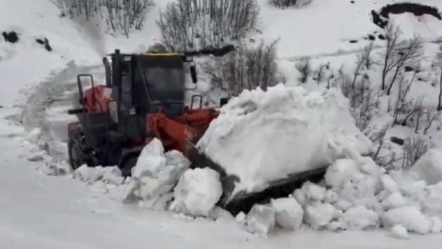 Yedisu'da kar kalınlığı 1 metreyi aştı, ekiplerin mücadelesi sürüyor