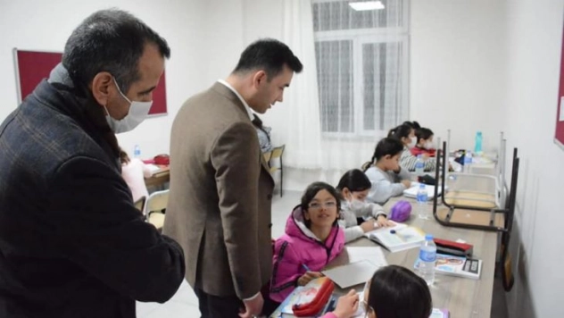 Yedisu Kaymakamı Kaya, öğrencilerle vakit geçirdi