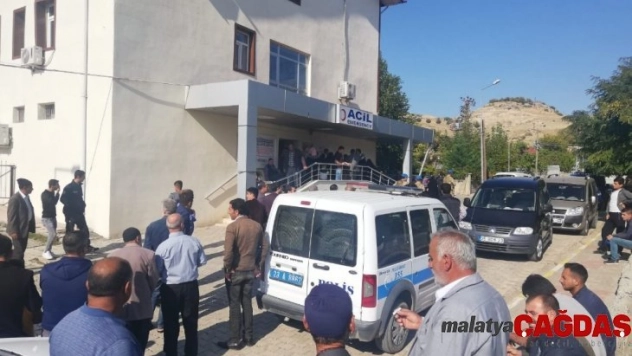 Yeğenini kürekle öldürdü