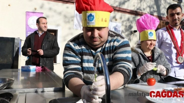 Yemek yaparken engel tanımadılar