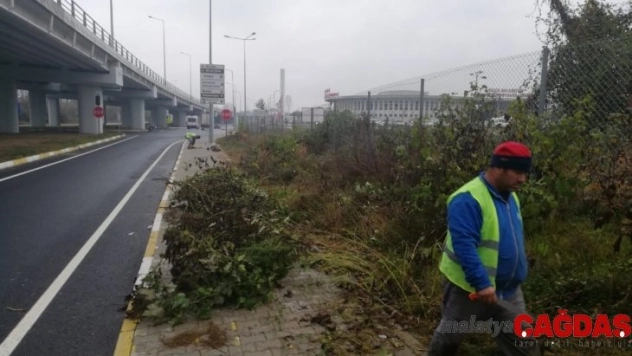 Yeni çevre yolu refüjlerinde temizlik yapıldı