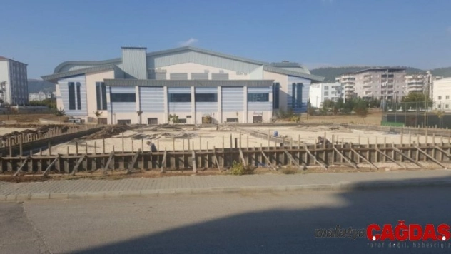 Yeni Mahalle'de tenis kortu çalışması yapılıyor