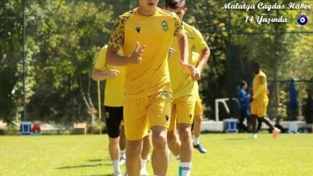 Burak Efe ile profesyonel sözleşme imzalandı