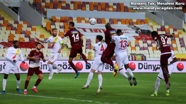 ligdeki 15. beraberliğini aldı