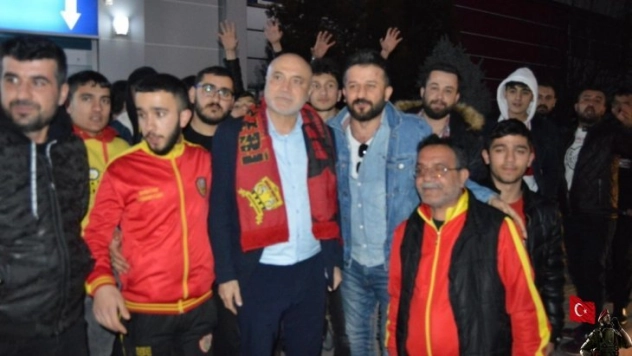 Yeni Malatyaspor taraftarından Hikmet Karaman'a coşkulu karşılama