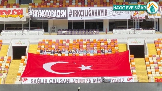 Tribünleri ünlü isimlerle doldurdu