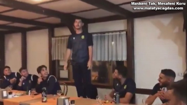 Futbolculardan şarkı performansı