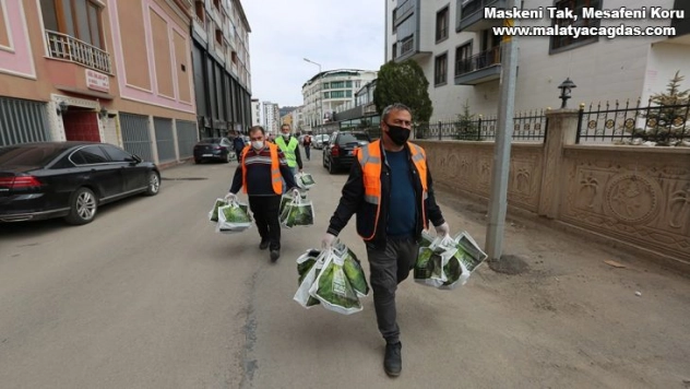 Yeni oluşturulacak orman için tohumlar dağıtılıyor