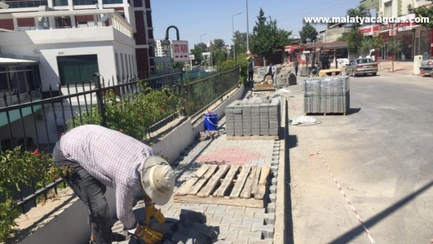 Yeni Sanayi mahallesinde kaldırım yenileme çalışması