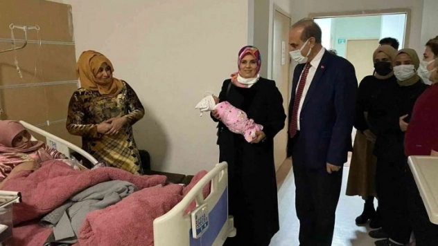 Yeni yıl bebeklerine ilk hediye Yalçınkaya'dan