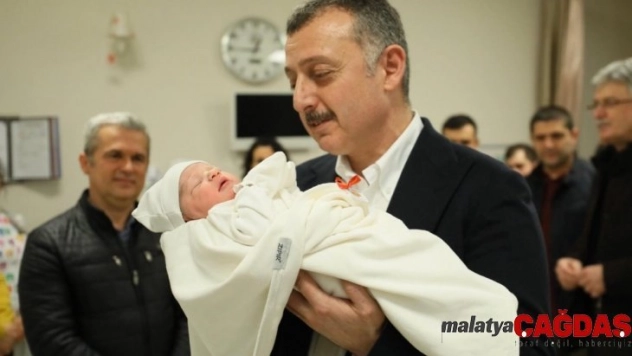 Yeni yılın ilk bebeğinin kulağına belediye başkanı ezan okudu