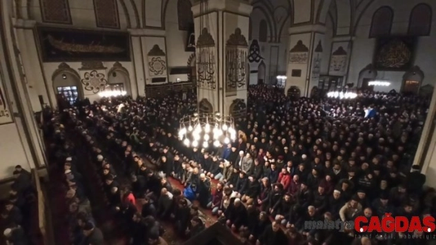 Yeni yılın ilk günü Ulucami doldu taştı, trafik kilitlendi