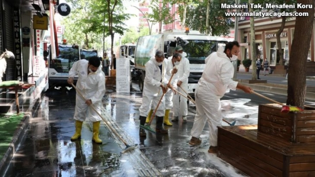 Yenişehir'de cadde ve sokaklar yıkanıyor