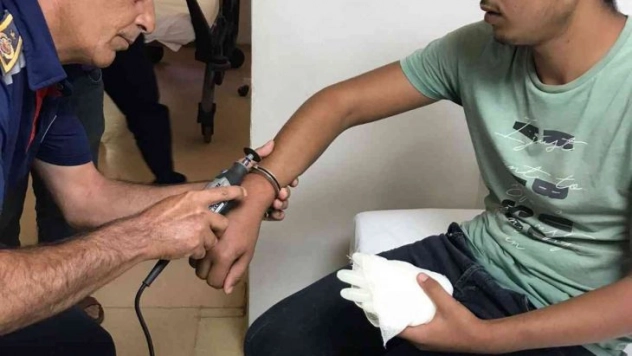 Yerde bulduğu kelepçeyi koluna taktı, imdadına itfaiye ekipleri koştu