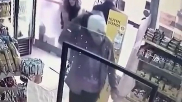 Yerde buldukları kartla pişkin pişkin alışveriş yapan şahısları sosyal medya ele verdi