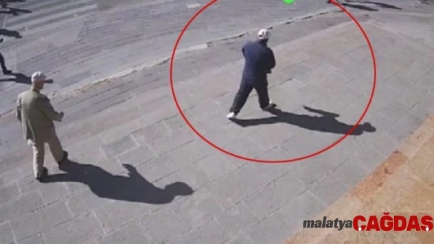 Yere düşen yaşlı amcanın cebindeki parayı çalan zanlı yakalandı