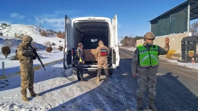 Yerlikaya: 478 düzensiz göçmen ile 19 organizatör yakalandı