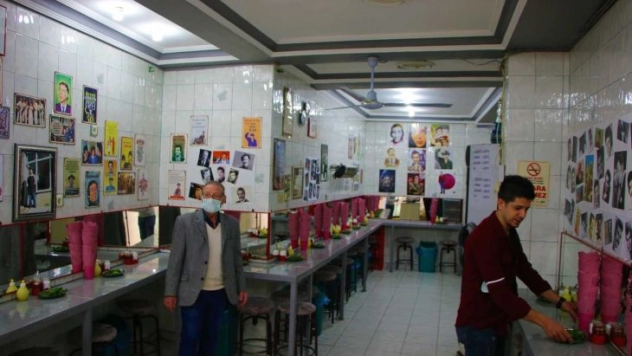 İş yerinin duvarlarını posterleriyle doldurdu