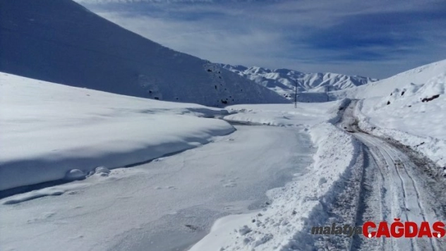 Yeşilöz Deresi dondu, 3 bin rakımlı yayla beyazlar içinde kaldı