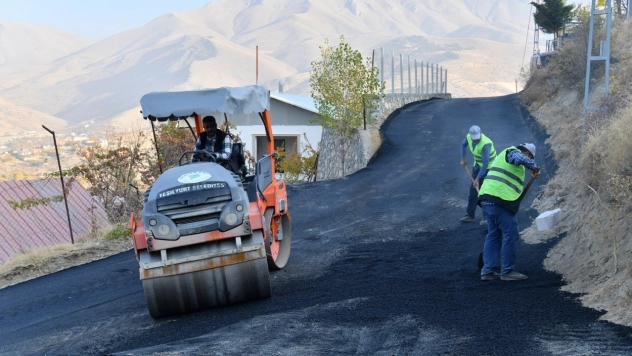 Yeşilyurt Belediyesi, Banazı'nın yollarını yeniliyor