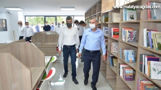 Çavuşoğlu'na kitap kafe