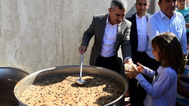 Yeşilyurt Belediyesi'nden Aşure ikramı