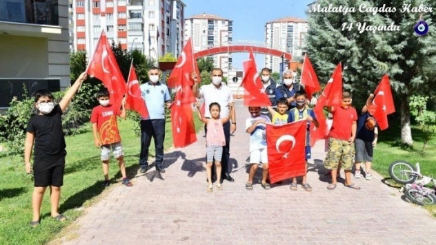 Yeşilyurt Belediyesi'nden vatandaş ve esnafa bayrak