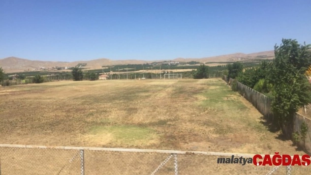 Çimleri kuruyan sahadaki çalışmasını yarıda bıraktı