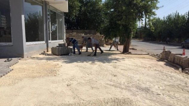 Yeşilyurt Mahallesi'nde parke taşı döşeme çalışması yapıldı