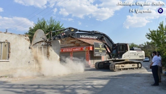 Yeşilyurt'ta 299 metruk ev yıkıldı