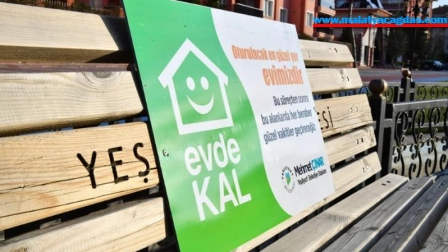 Yeşilyurt'ta banklara uyarı levhaları yerleştirildi